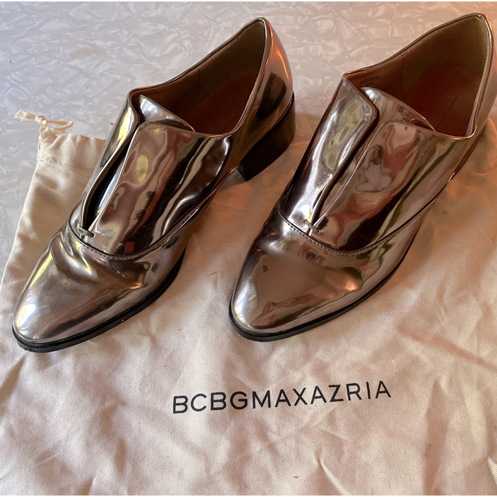 BCBG maxmaria - Silver chrome patent leather Crocquet shoes